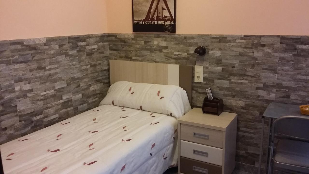 Hostal La Pilarica Paterna Εξωτερικό φωτογραφία