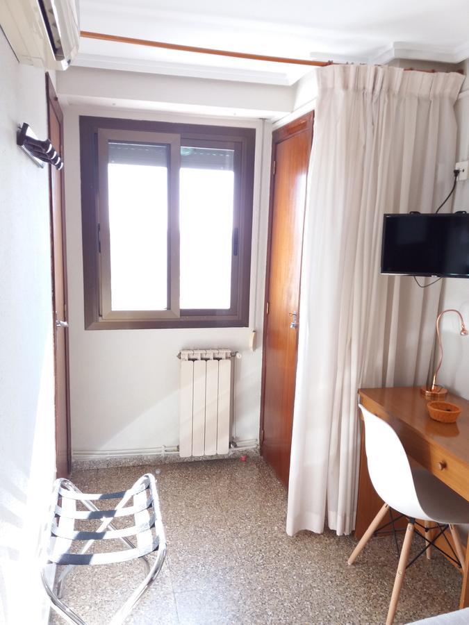 Hostal La Pilarica Paterna Εξωτερικό φωτογραφία